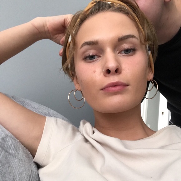 Meet your Posher, Madalyn - Picture 1 of 5